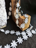 DT67 25mm White Daisy Lace Braid Trim