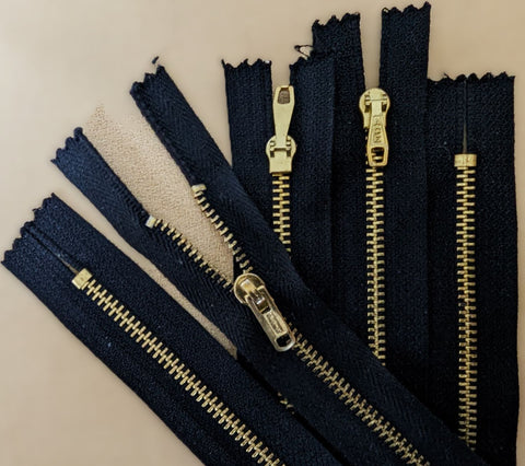 Z0706 25cm Black Closed End No.4 Zip with Brass Teeth