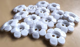 B16206 21mm White Glossy 2 Hole Daisy Flower Button