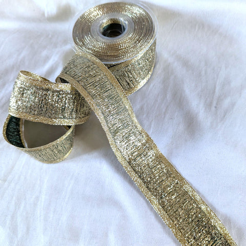 R2748C 40mm Metallic Gold Tinsel Centre Ribbon with a Green Background
