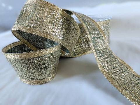 R2748 40mm Metallic Gold Tinsel Centre Ribbon with a Green Background