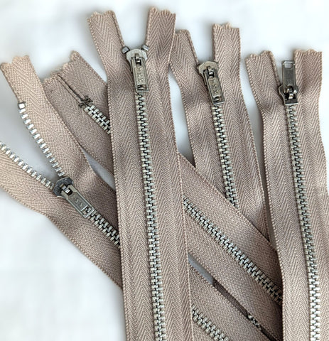 YKK 41cm beige no.3 closed end zip with silver metal teeth