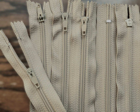 Z0743 46cm Beige Nylon No.3 Closed End Pin Lock Zip