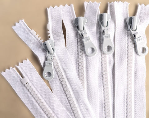 Z5429 13cm White Closed End Zip, Plastic Chunky Teeth No.6 