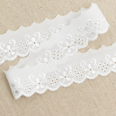 L100 33mm White Flat Broderie Anglaise Lace