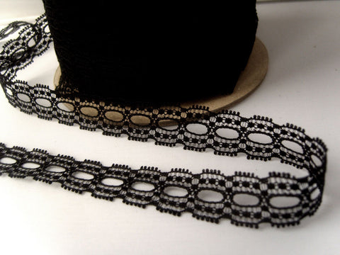 L515 17mm Black Flat Eyelet Knitting in Lace