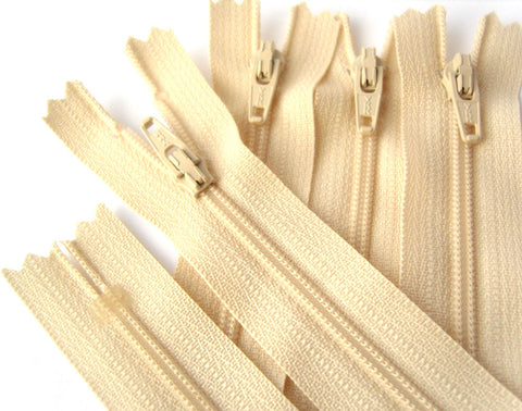 Z4590 YKK 46cm Pale Cream Nylon No.3 Closed End Zip