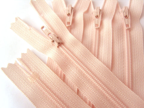 Z1144 YKK 18cm Pale Pink Nylon No.3 Closed End Zip