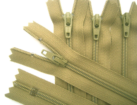 Z4557 YKK 56cm Khaki Beige Nylon No.3 Closed End Zip