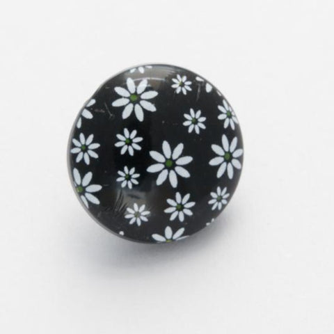 B15429 15mm Black and White Daisy Picture Design Novelty Shank Button