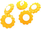 B8421 15mm Deep Yellow-White Daisy Flower Design Nylon Shank Button