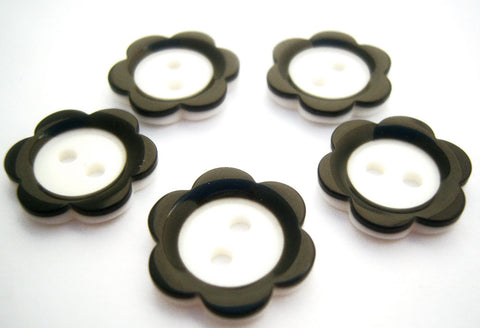 B8332 15mm Black and White Gloss Daisy Shape 2 Hole Button