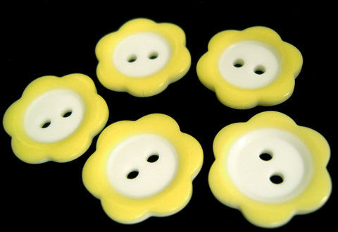 B8348 15mm Lemon and White Gloss Daisy Shape 2 Hole Button