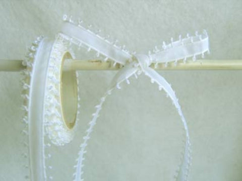R5887 7mm White Taffeta Ribbon with Picot Feather Edges - Ribbonmoon