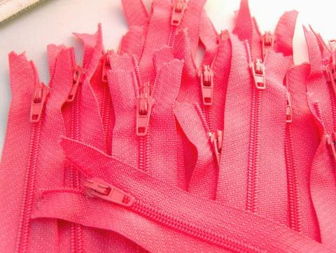 Z3138C 18cm Sugar Pink Nylon No.3 Pin Lock Closed End Zips - Ribbonmoon