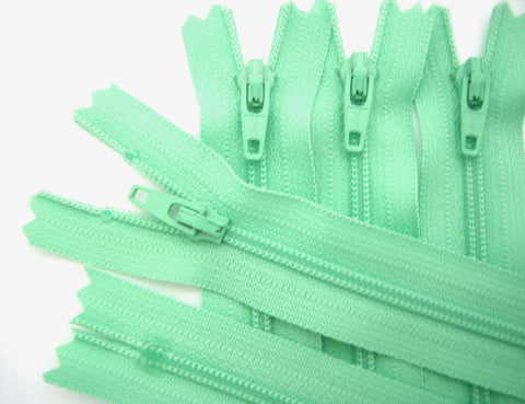 Z4421 YKK 23cm Spearmint Green Nylon No.3 Closed End Zip